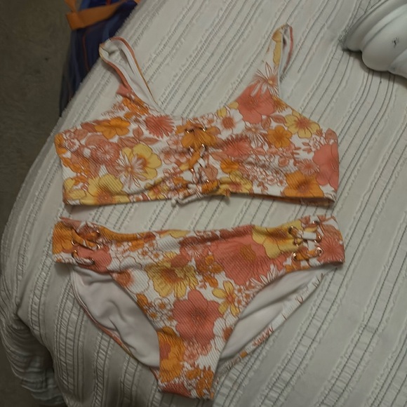 From Dillards worn twice girls size 16. Not cheeky, full coverage. - Picture 1 of 2